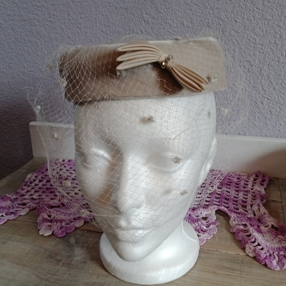 1950s Vintage Bumper Velveteen with Netting & Rhinestone Bow Tan Hat - Picture 1 of 12